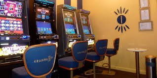 Dasbor permainan ayuwin menampilkan pasar sepak bola dan slot Aviator